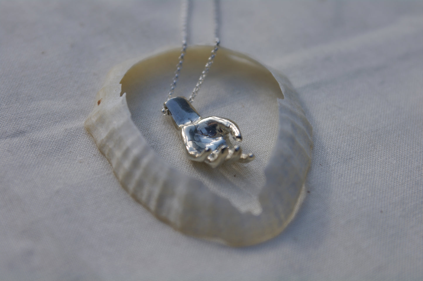Collier main nue grande ouverte