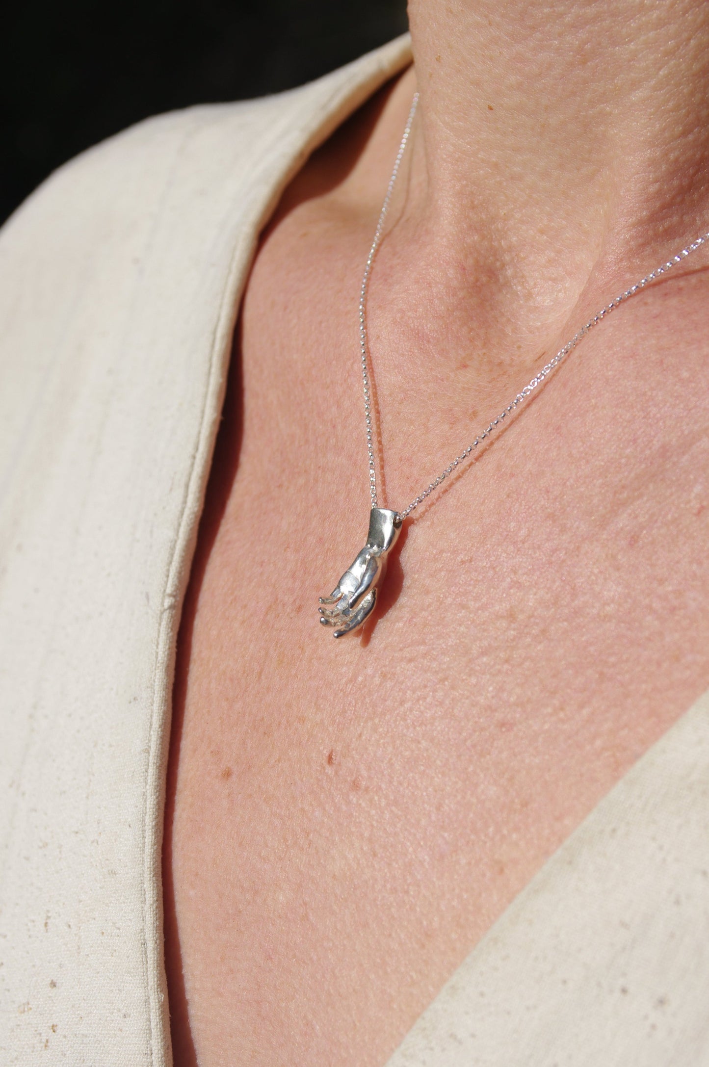 Collier main nue grande ouverte