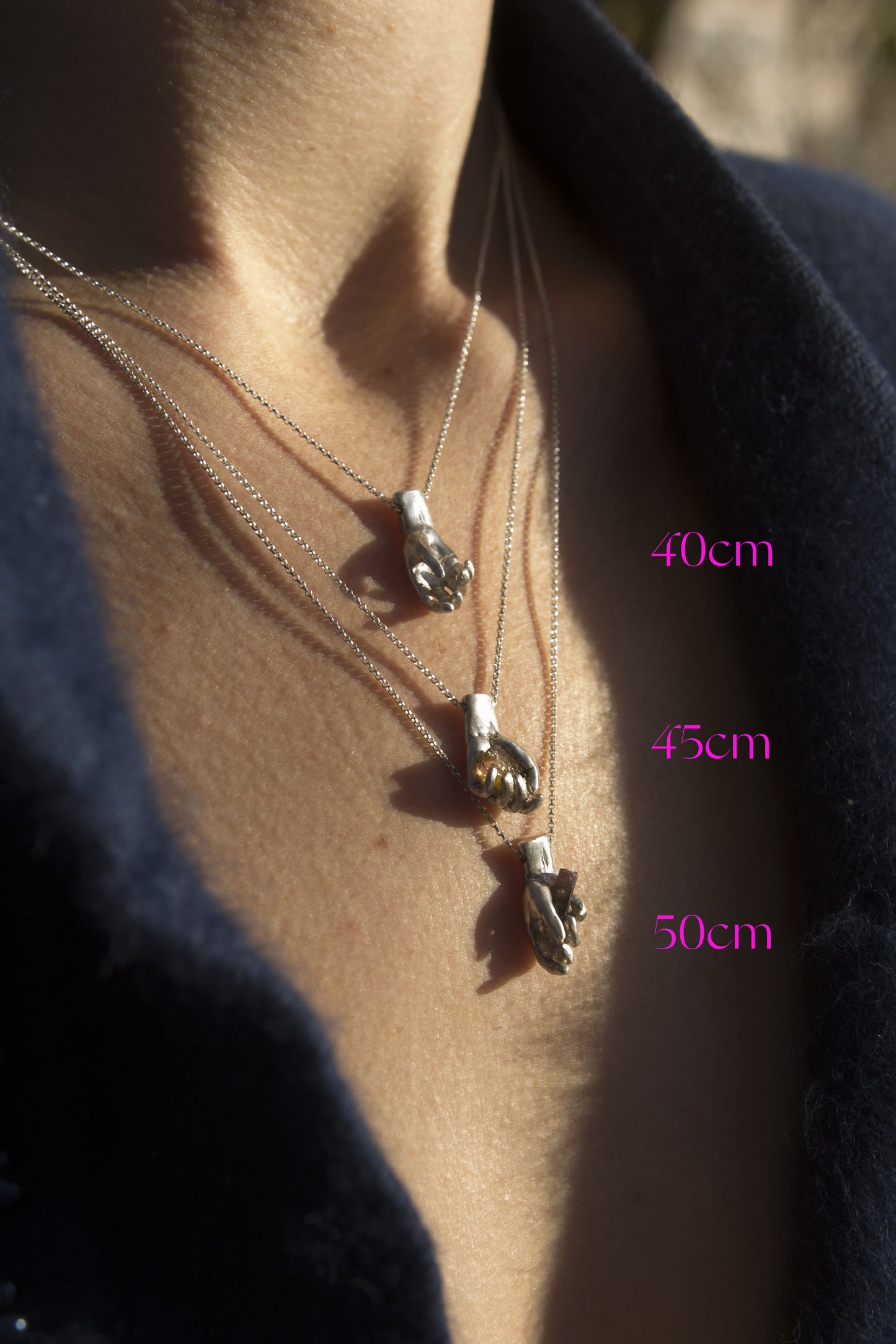 Collier main nue entrouverte