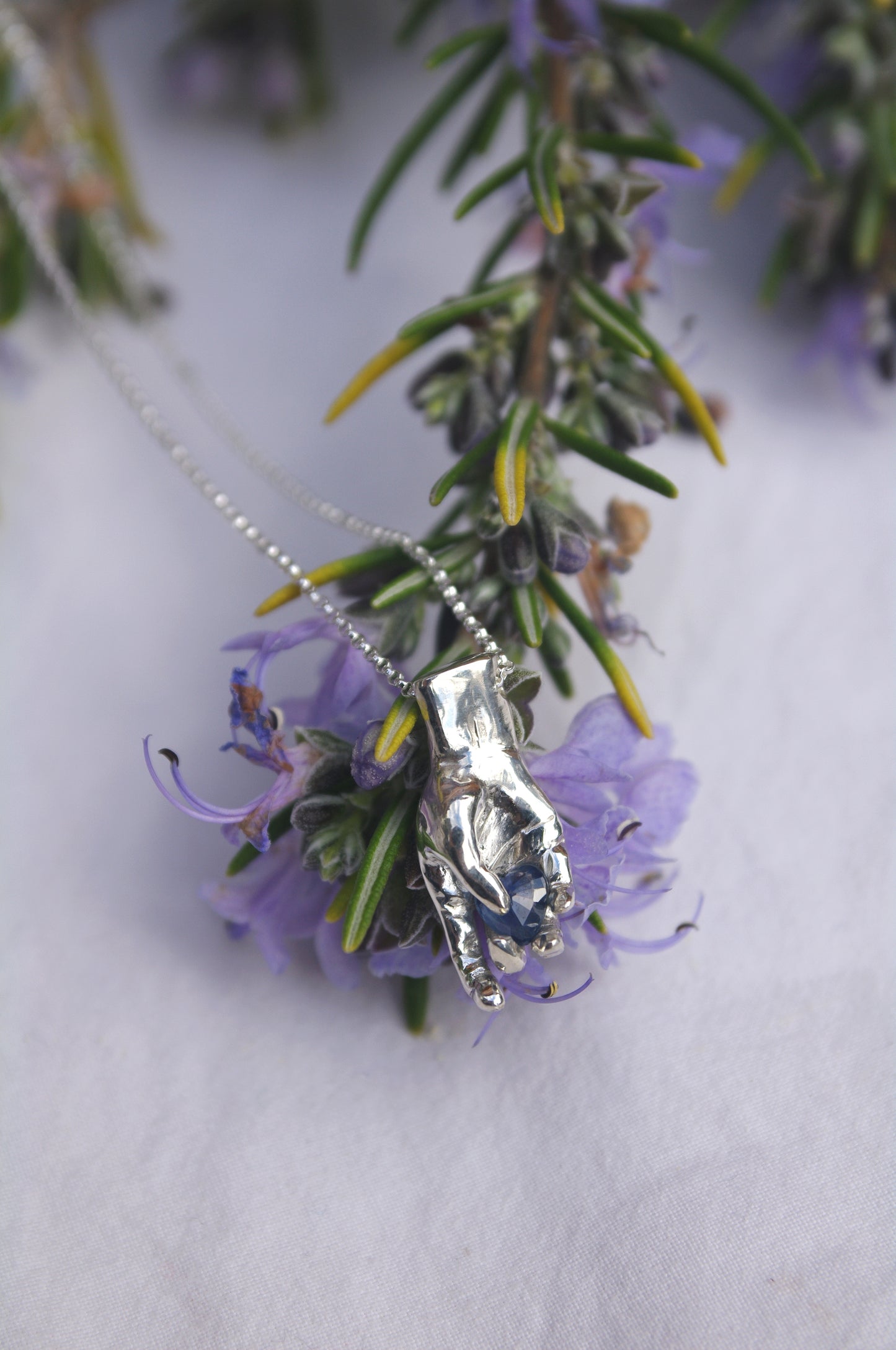 Collier main cœur de saphir