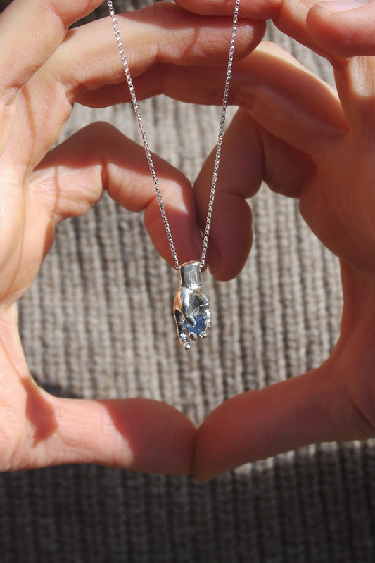 Collier main cœur de saphir