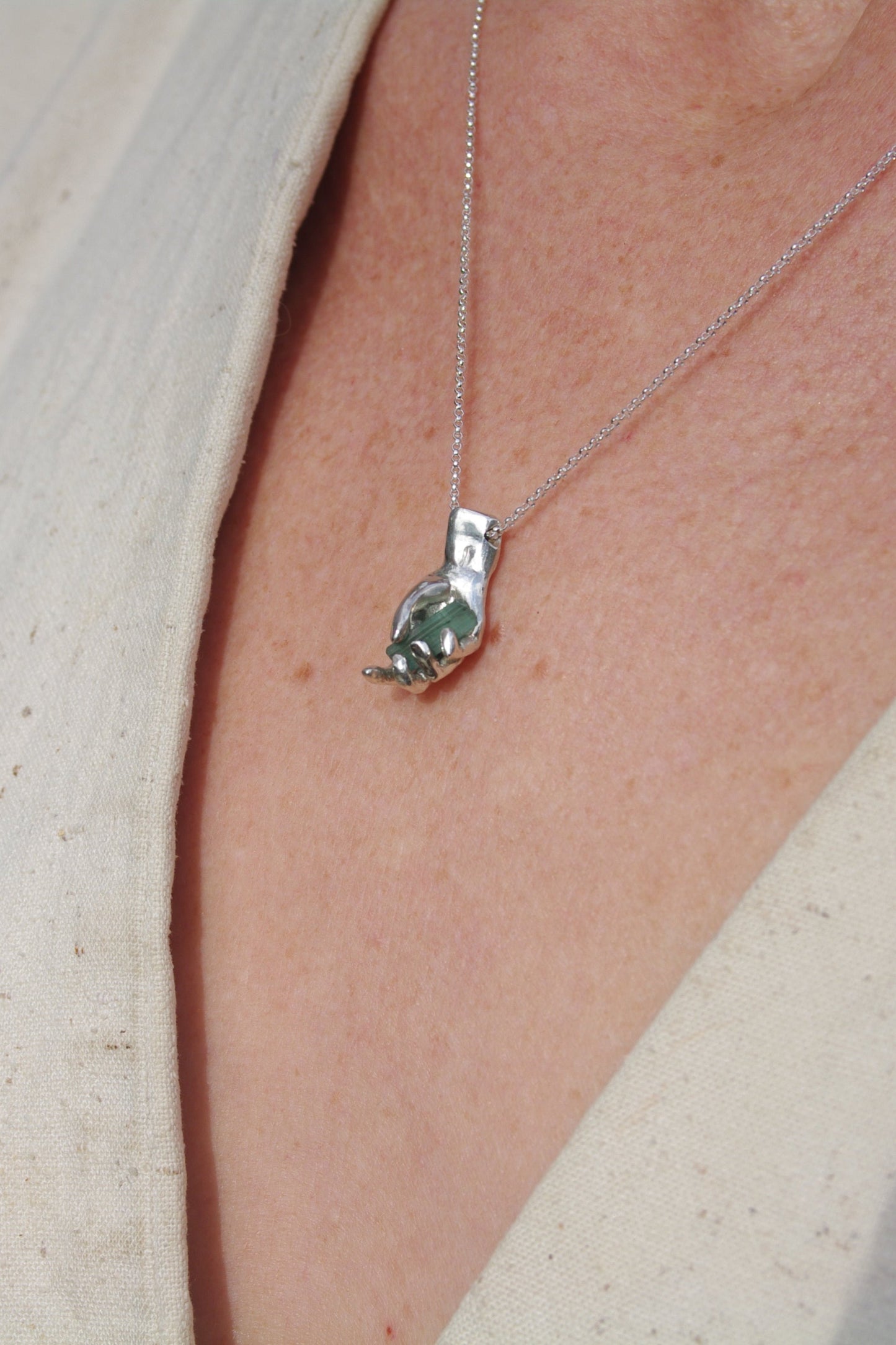 Collier main Tourmaline bleue