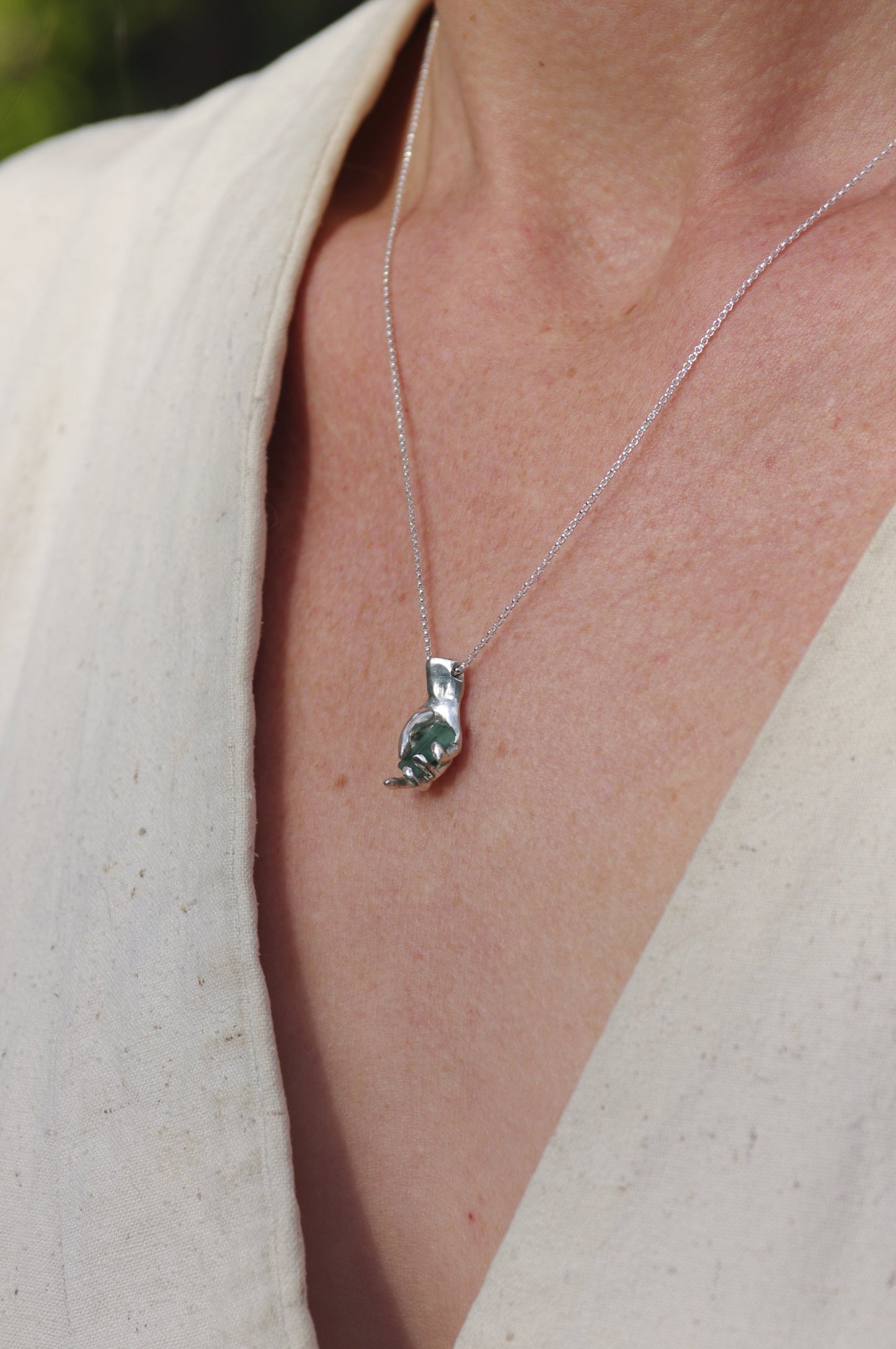 Collier main Tourmaline bleue