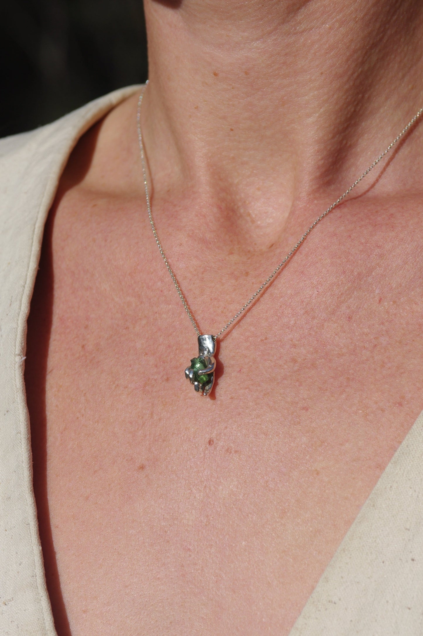 Collier main Tourmaline vert forêt