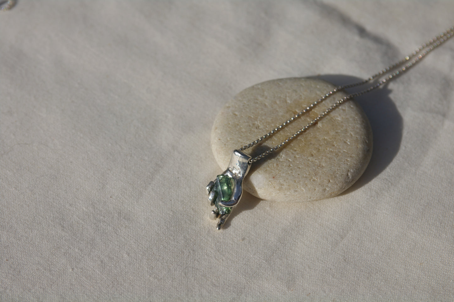 Collier main Tourmaline vert forêt