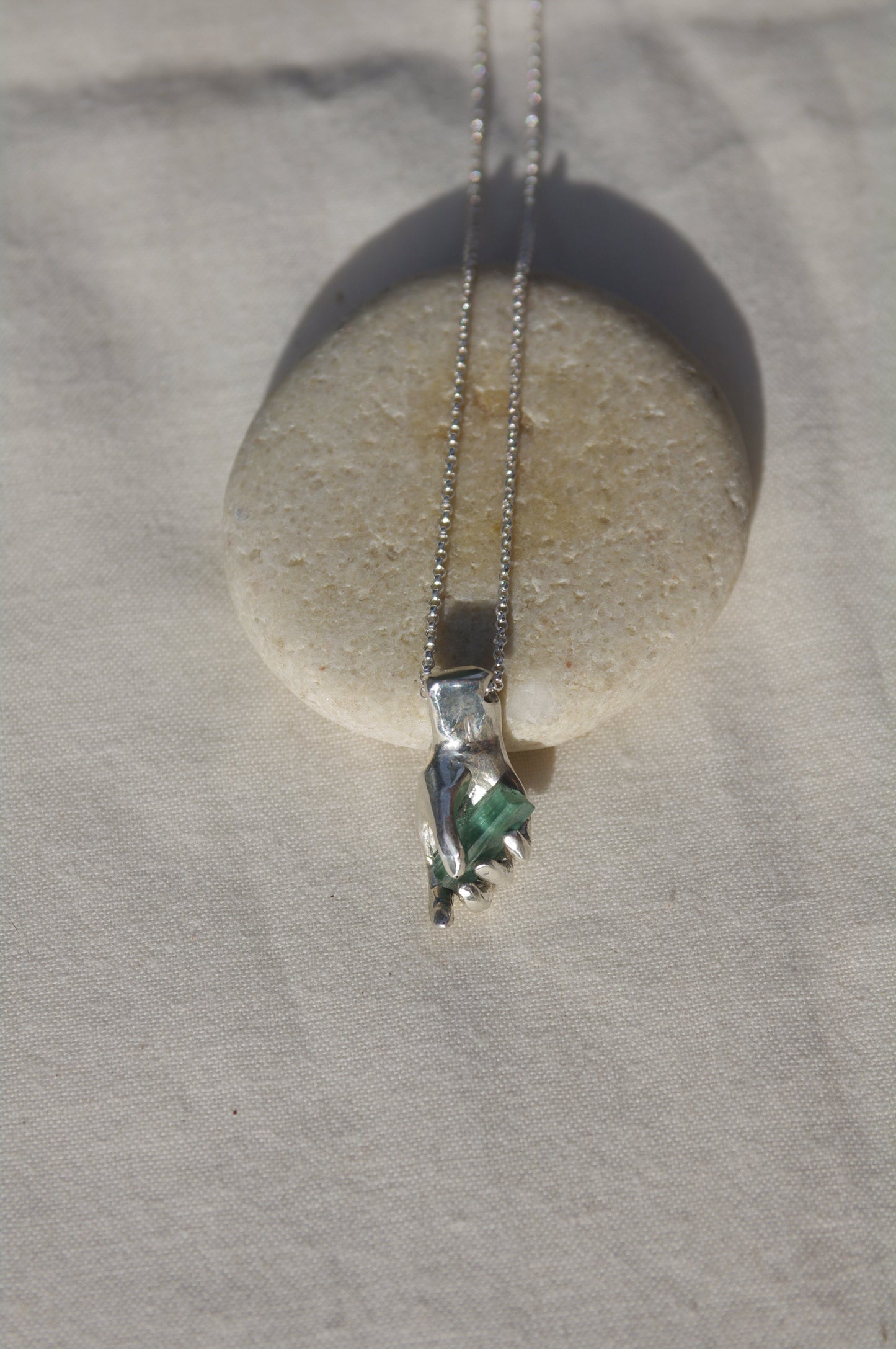Collier main Tourmaline bleue